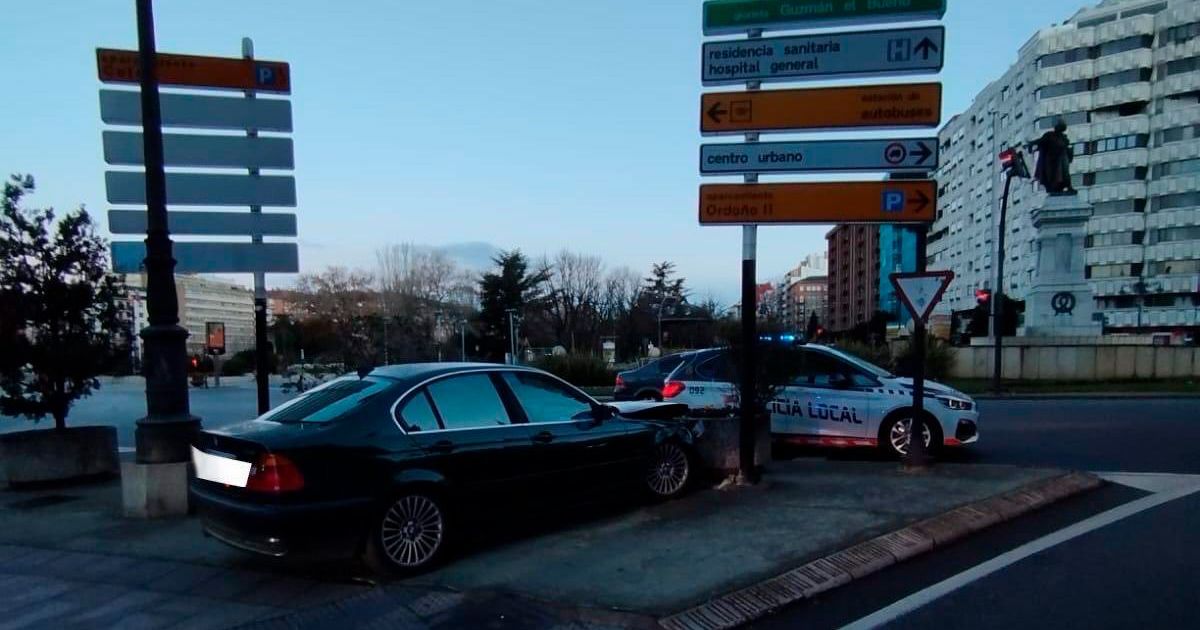 Choca contra un semáforo de León mientras conducía bajo los efectos del