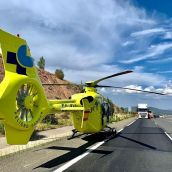 Helicóptero de Sacyl | Dos fallecidos y dos heridos graves en un accidente entre un coche y un camión cisterna en la A-601 en Segovia
