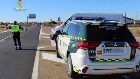Guardia Civil regulando la circulación 