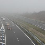 La niebla condiciona la circulación en un tramo de la A-6 y de la A-66 en la provincia de León  