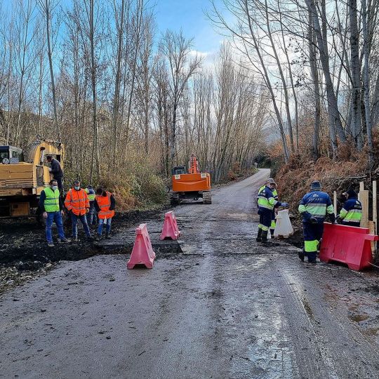 Imagen de archivo de una intervención de la Diputación de León en una carretera de la provincia