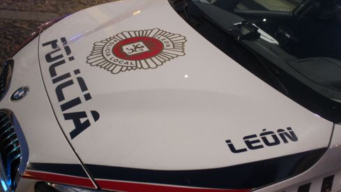 Un conductor que triplicaba la tasa de alcoholemia choca contra una mediana en una avenida de León