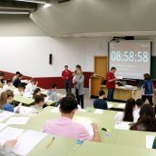 Estudiantes realizando la EBAU