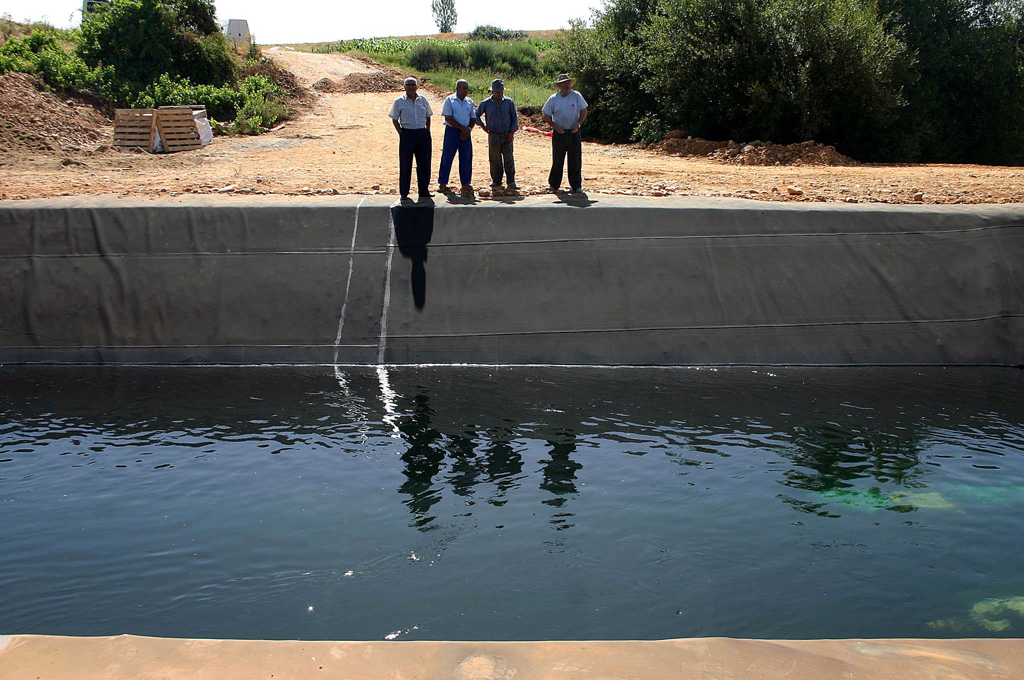 Un grupo de agricultores del Páramo leonés contempla el Canal principal del Páramo, León