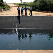 Un grupo de agricultores del Páramo leonés contempla el Canal principal del Páramo, León