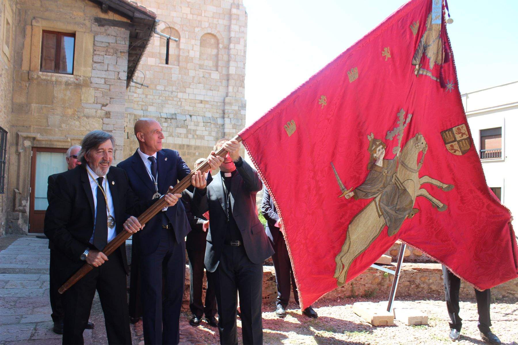 La Cofradía del Milagroso Pendón de San Isidoro celebra el 875º aniversario del Pendón de Baeza La Cofradía del Milagroso Pendón de San Isidoro celebra el 875º aniversario del Pendón de Baeza