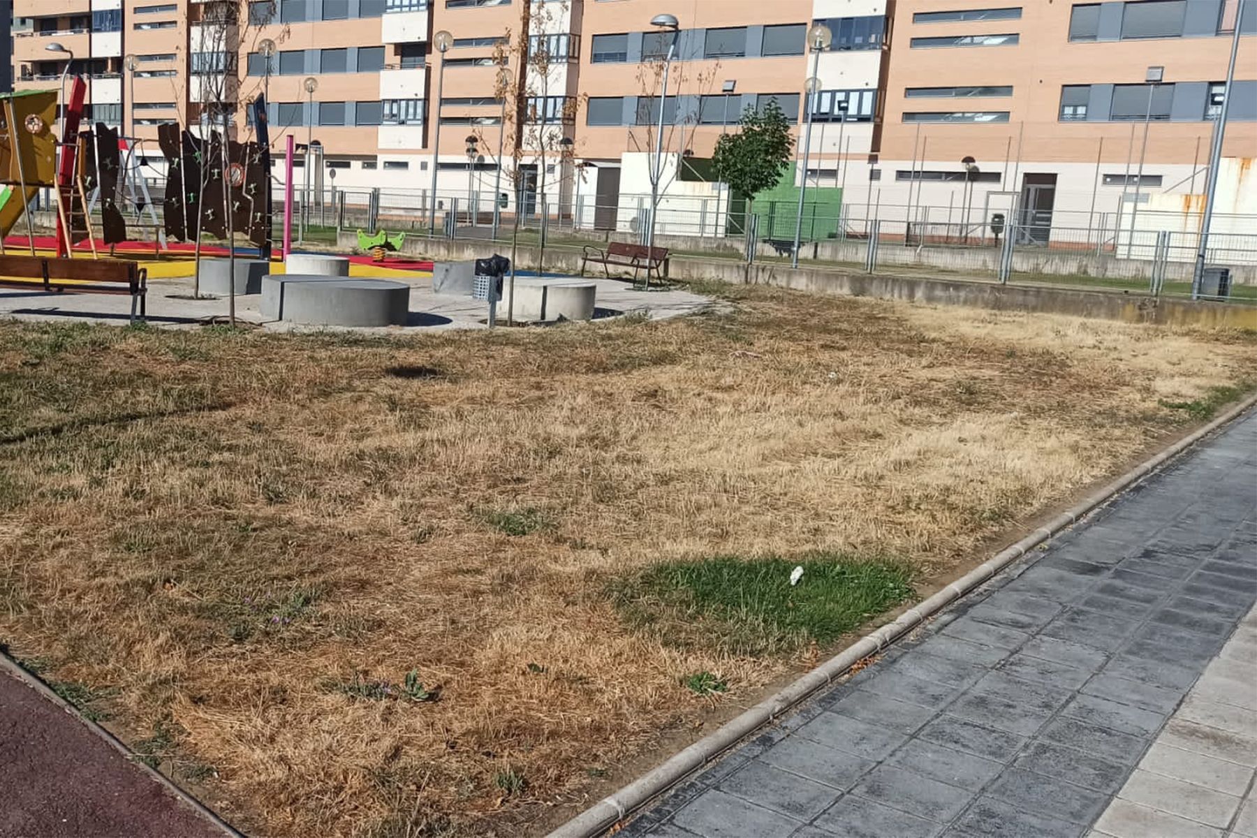 Estado actual de uno de los jardines de La Lastra que ha puso de ejemplo el Grupo Municipal de UPL en León