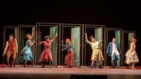 Imagen de la compañía de teatro sevillana Atalaya TNT, interpretando una de sus obras de teatro 