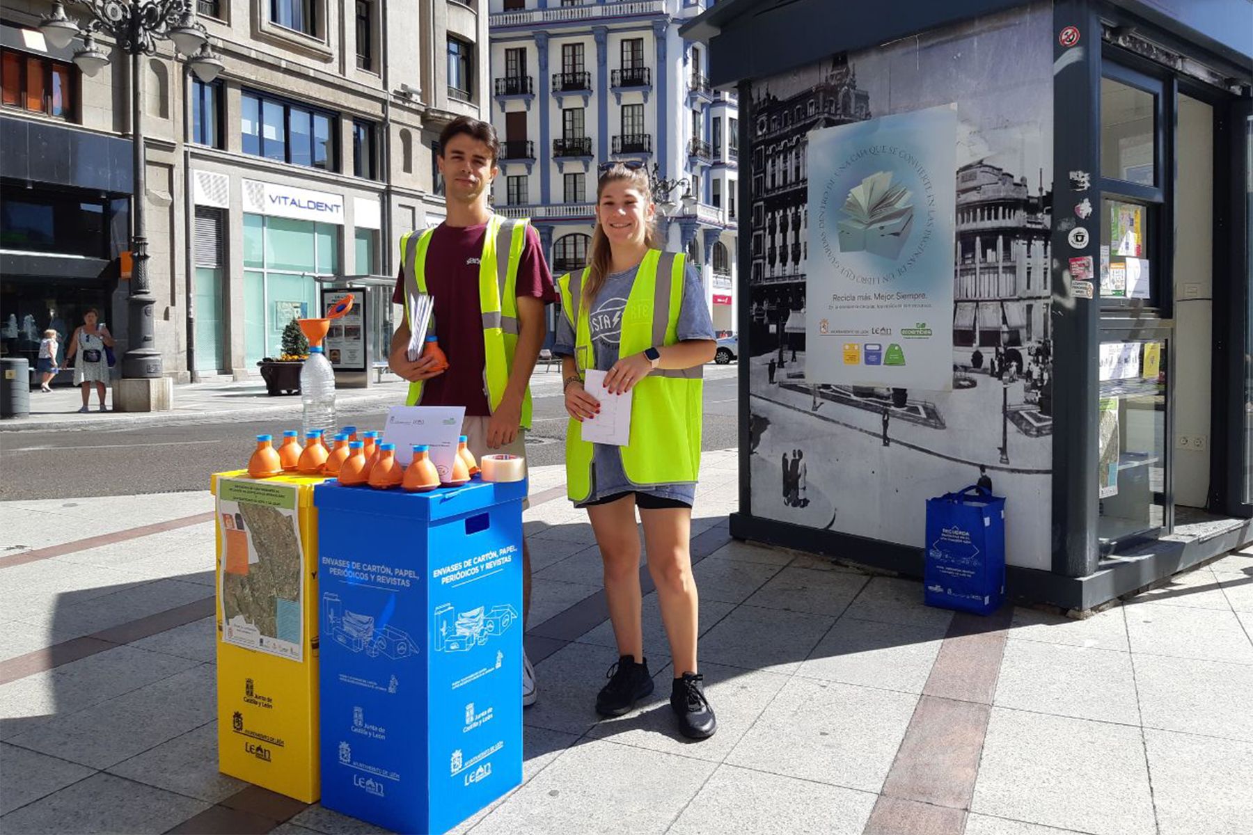 Quiosco de reciclaje que han instalado Ecoembes y el Ayuntamiento de León para su nueva campaña de concienciación