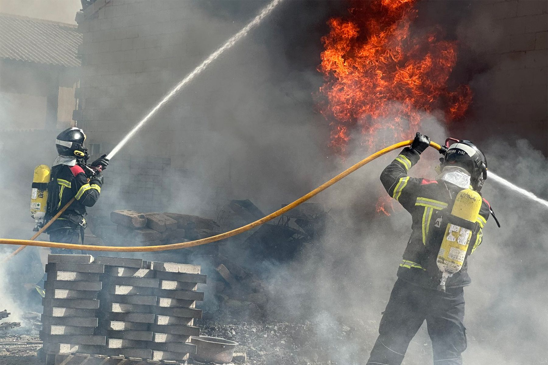 Intervención de los Bomberos de León en el incendio declarado en una nave de Santa Olaja de la Ribera. Bomberos León