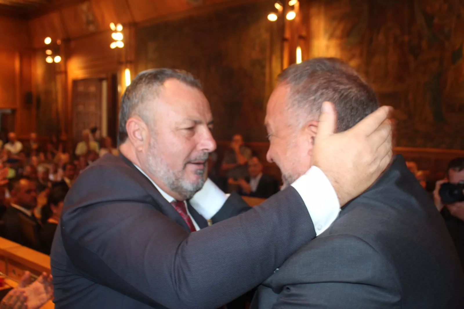 Morán felicita a Courel tras proclamarse como presidente de la Diputación de León Morán felicita a Courel tras proclamarse como presidente de la Diputación de León