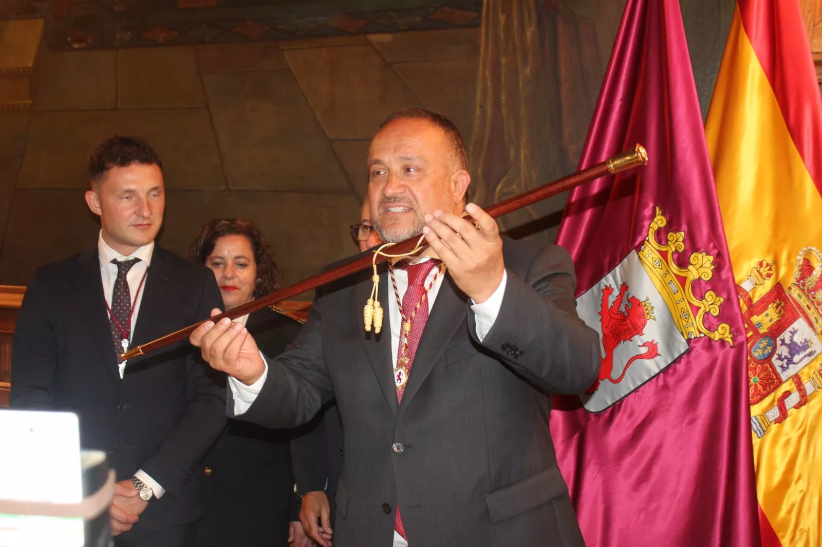 Courel con el bastón de mando de la Diputación de León Courel con el bastón de mando de la Diputación de León