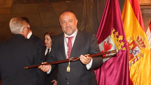 Gerardo Álvarez Courel recogiendo el bastón de mando de la Diputación de León