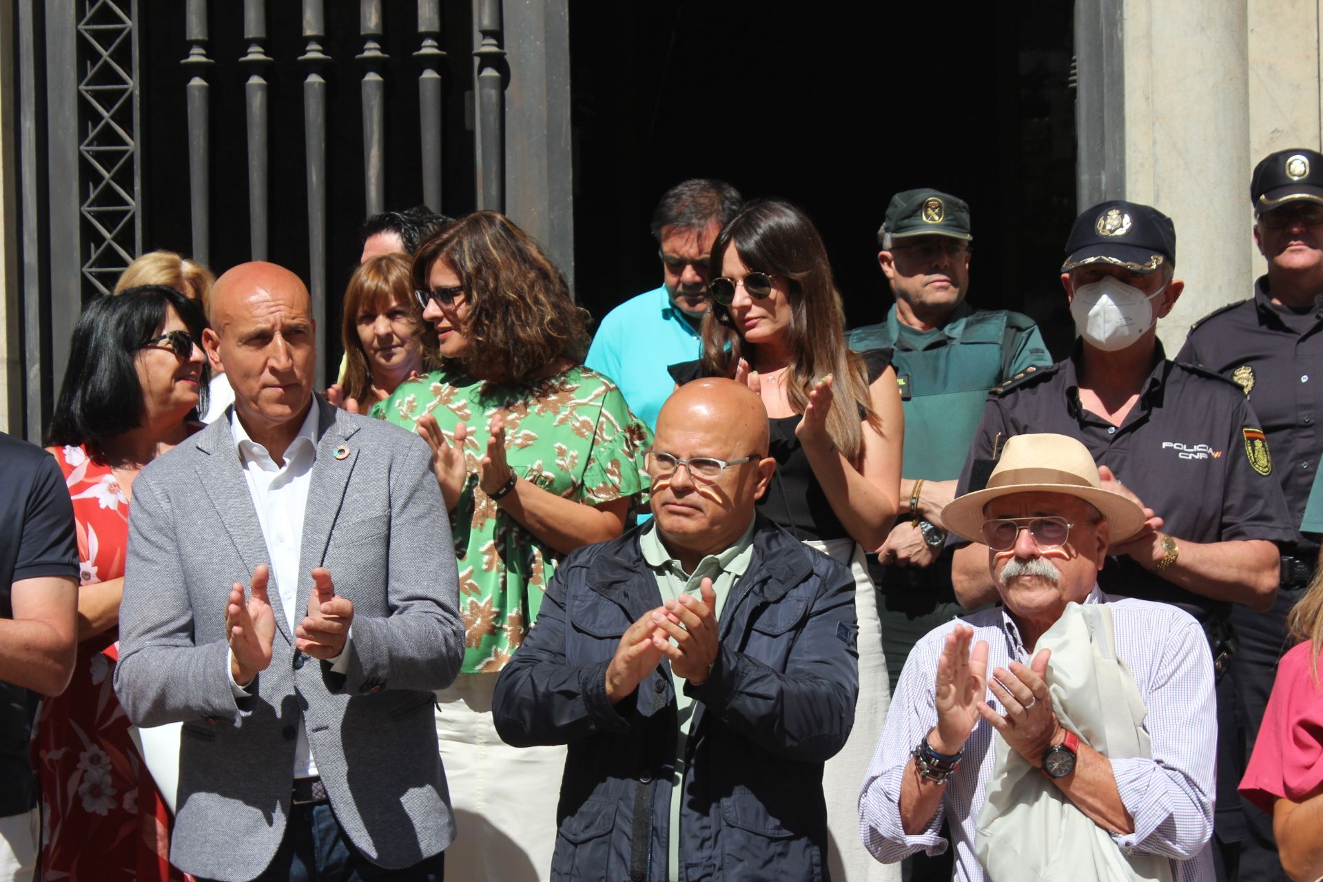 aplauso minuto de silencio asesinato bejar leon