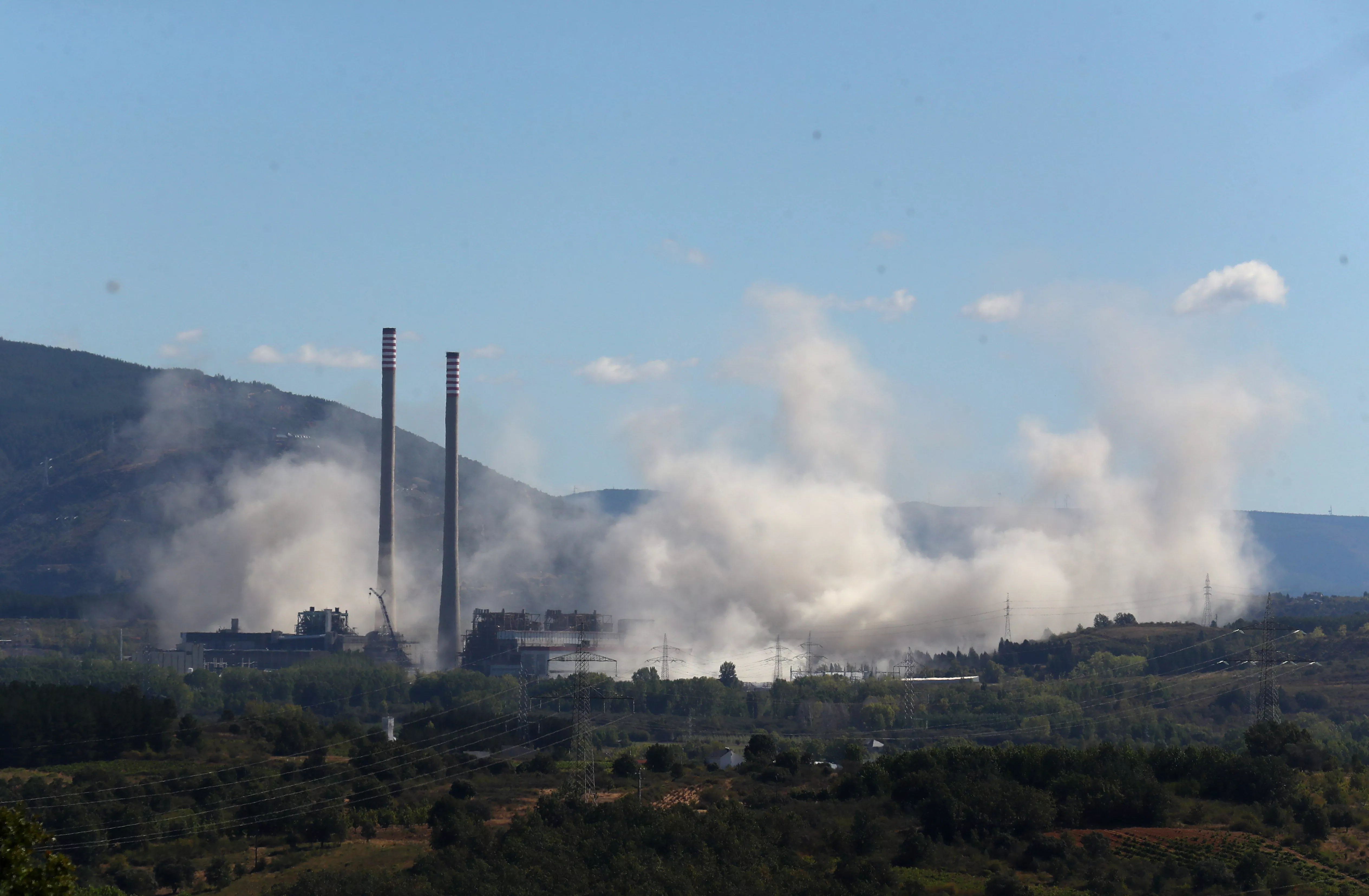 Derribo de las torres de la central de Compostilla II (4)