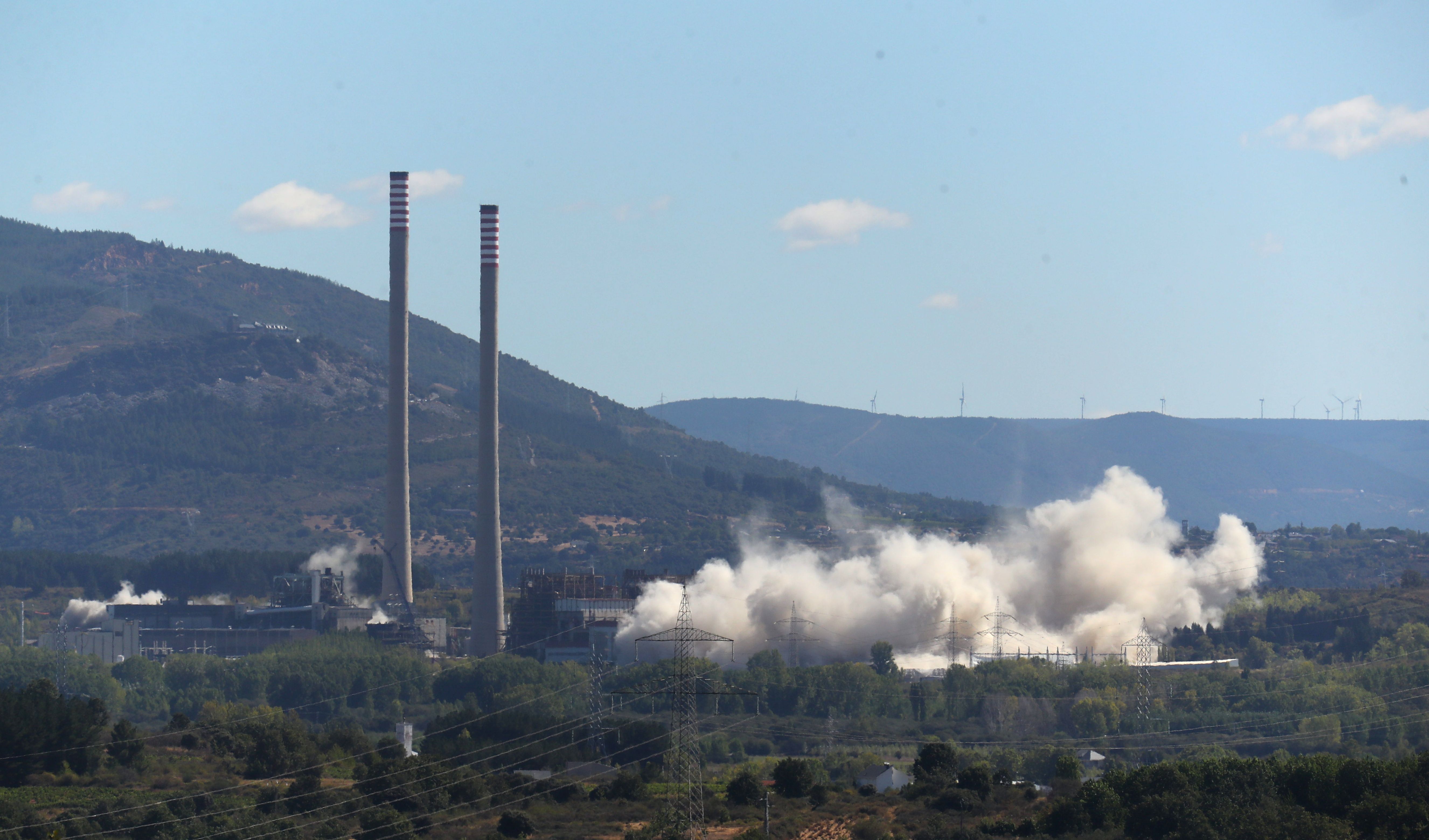 Foto archivo de la demolición de las torres Compostilla