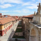 Calle Carreras vista desde la cerca del Archivo Histórico Provincial de León