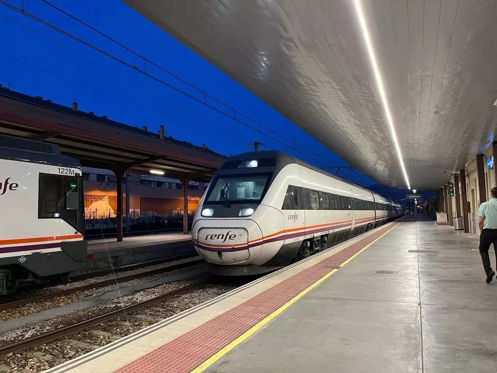 Foto: Tren llegando a la estación de Ponferrada | Abono transporte gratuito en enero de 2024: Quién puede solicitarlo y cómo conseguirlo