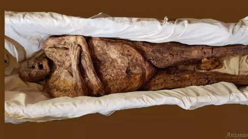 Momia de Urraca Alfonso, 'la Asturiana' en la restauración de su ataúd. Fotografía: Antonio Rubio López