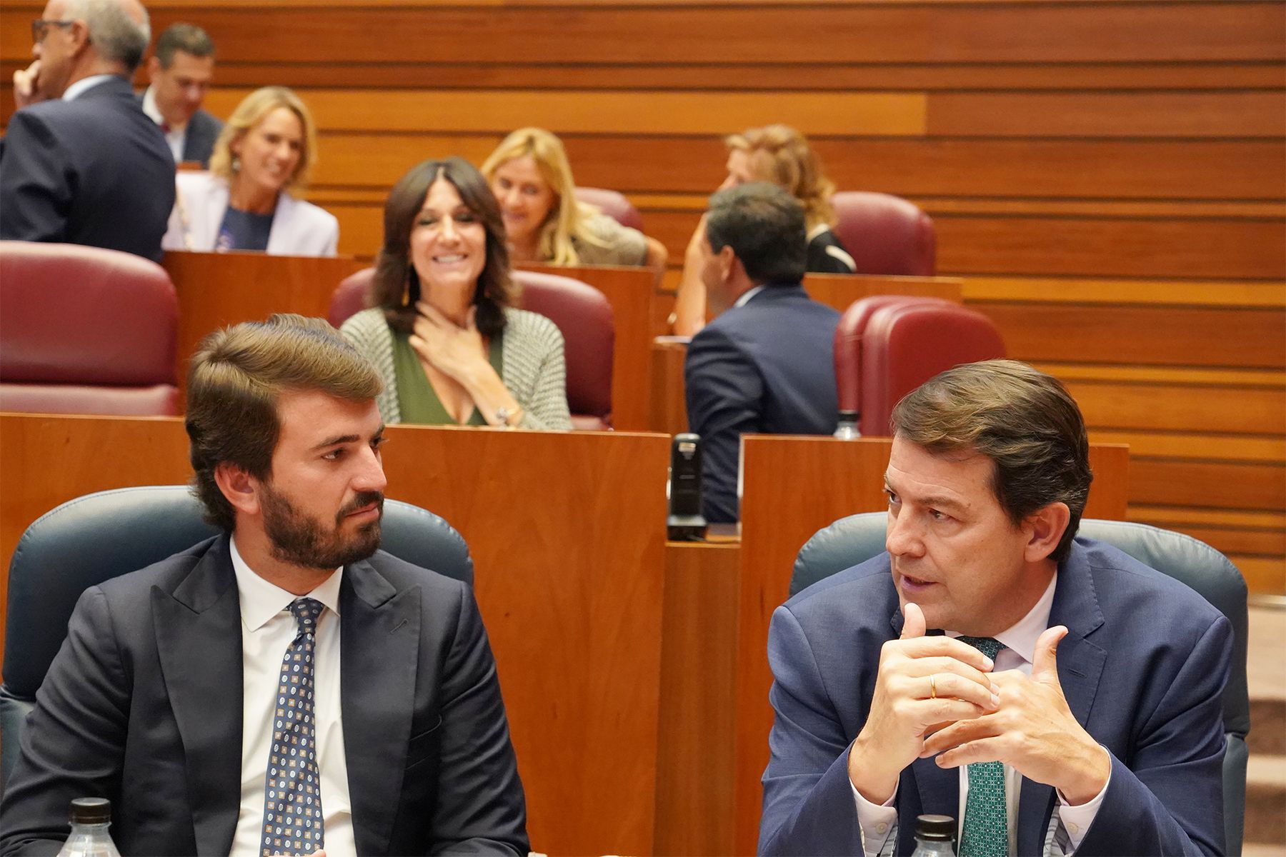 Alfonso Fernández Mañueco y Juan García-Gallardo en el pleno de las Cortes de CyL celebrado este miércoles