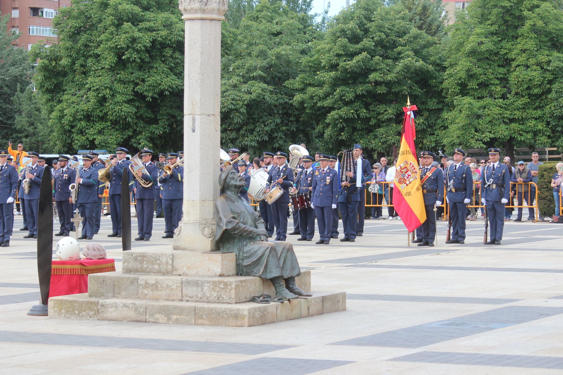 Unidad de Música del Ejercito del Aire tocando junto a la estatua de homenaje al peregrino de San Marcos