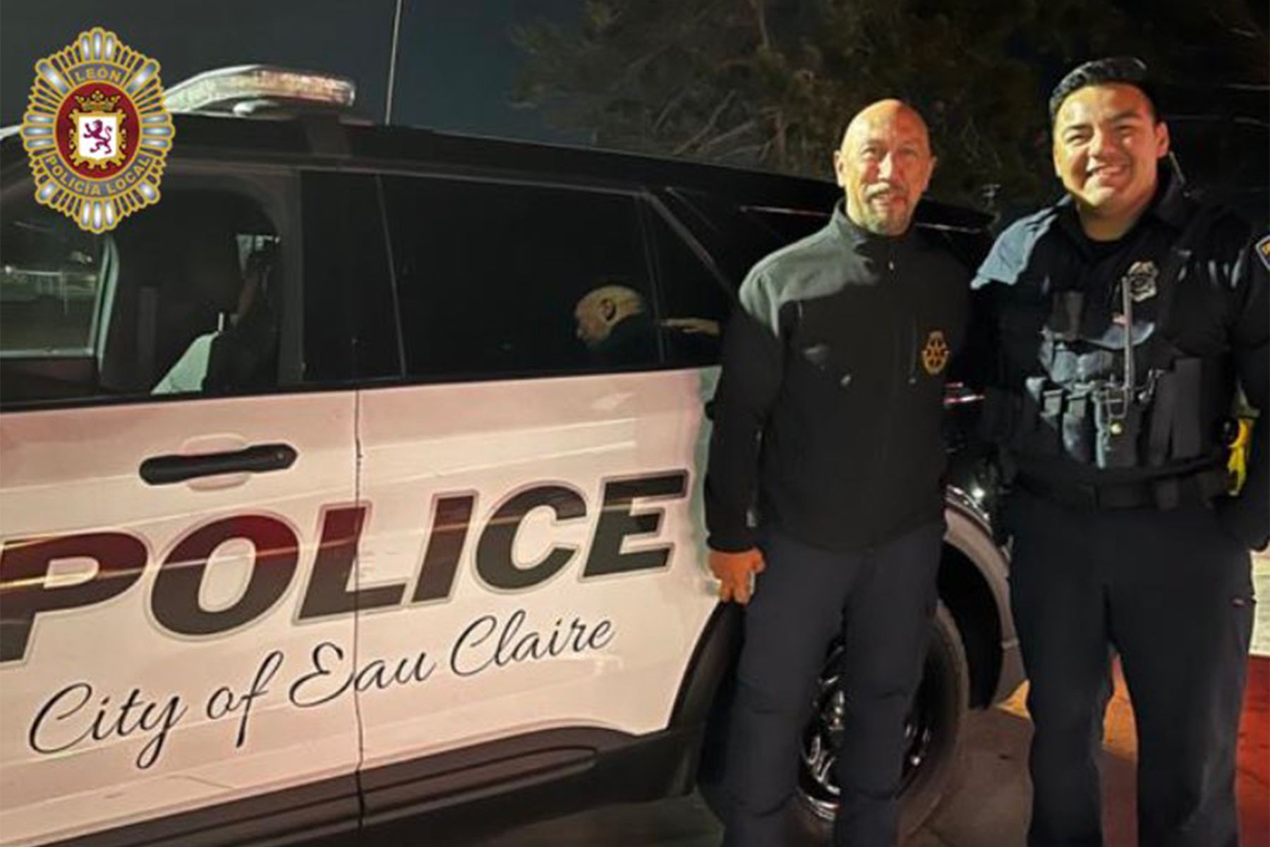 Félix Casado junto a un compañero de la Policía de Eau Claire, Wisconsin, EE.UU. 