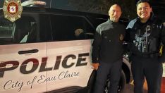 Félix Casado junto a un compañero de la Policía de Eau Claire, Wisconsin, EE.UU. 