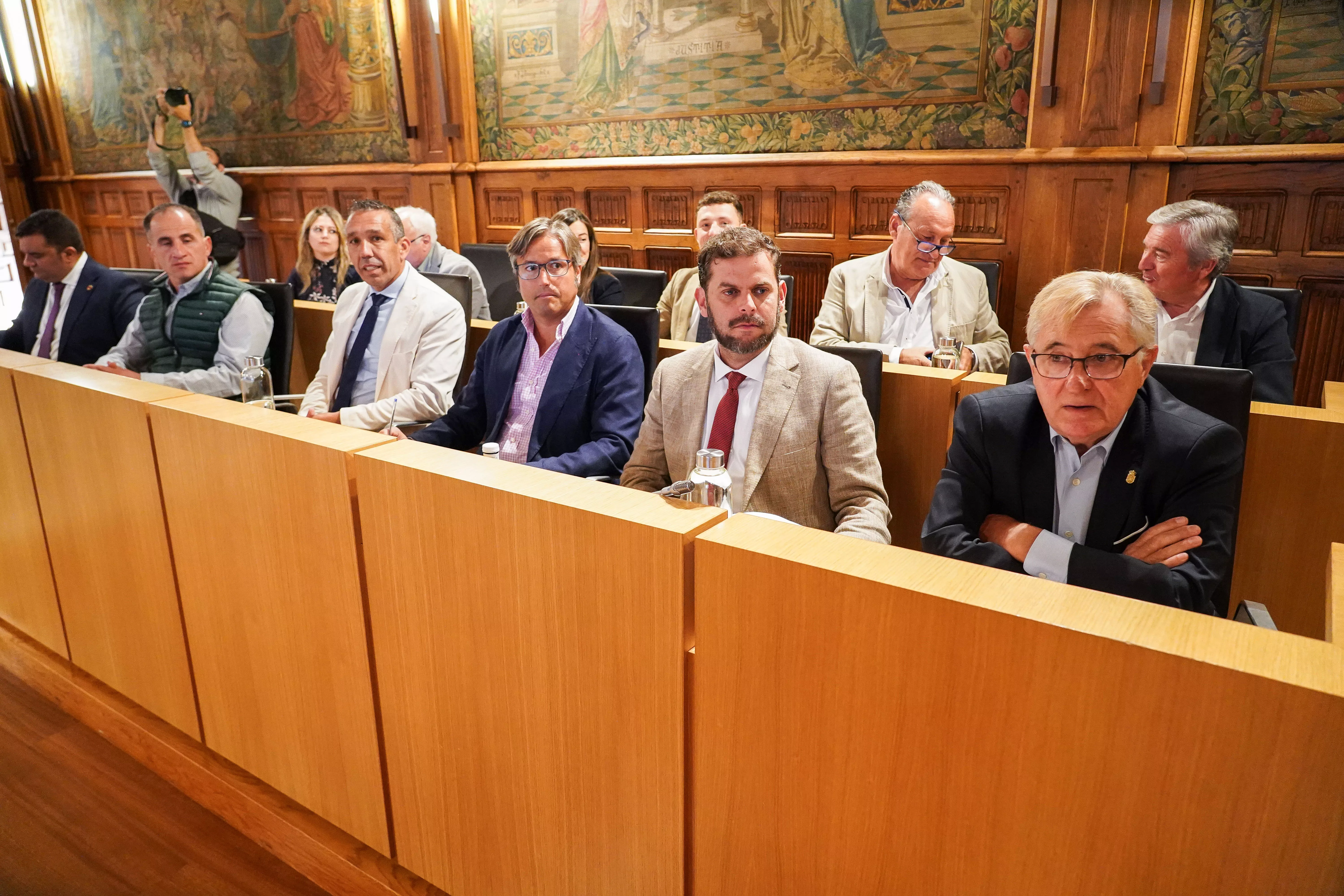 Diputados provinciales del PP y Vox durante el pleno de organización de la Diputación de León