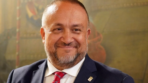 Courel rechaza buscar sueldos para los alcaldes de pequeños municipios y lo tacha de "compra de candidatos"