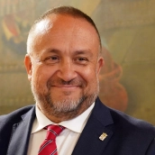 Courel rechaza buscar sueldos para los alcaldes de pequeños municipios y lo tacha de "compra de candidatos"