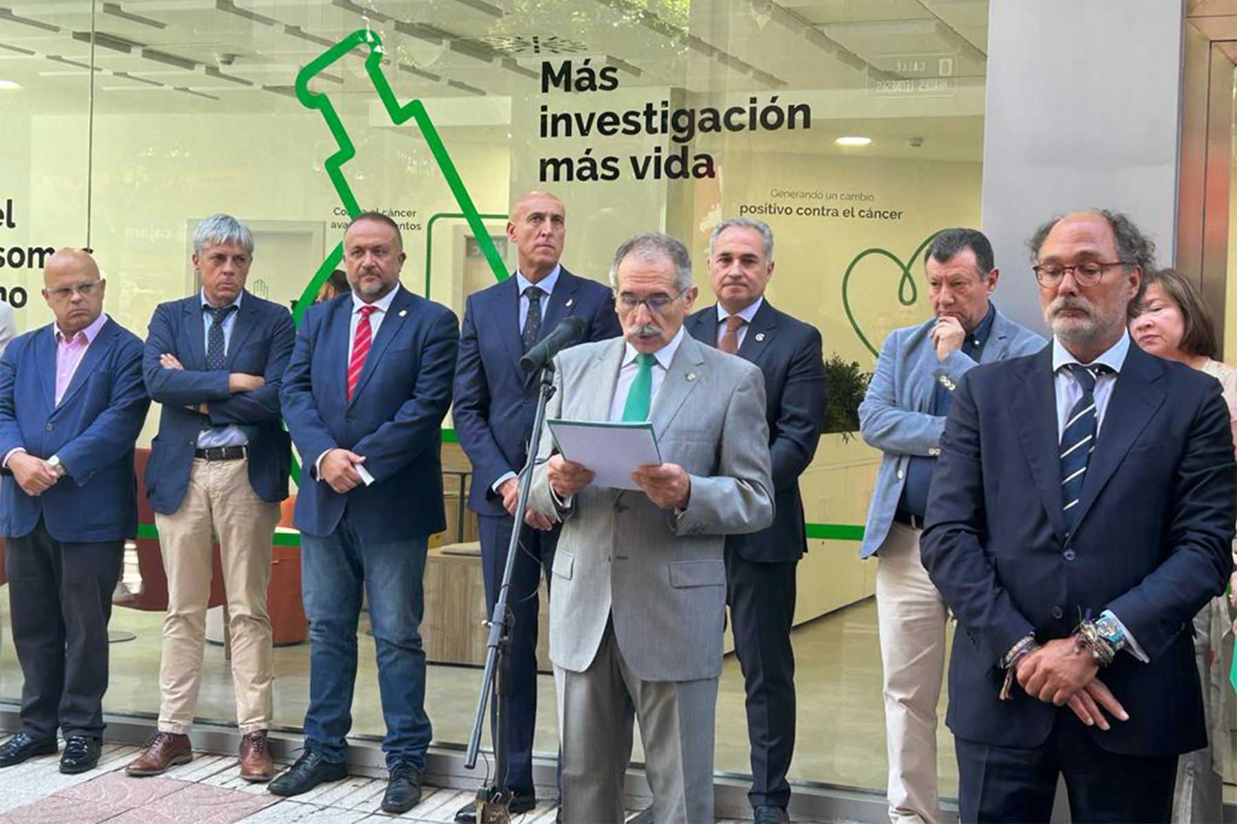 Estanislao de Luis Calabuig en la inauguración de la nueva sede de la AECC de León