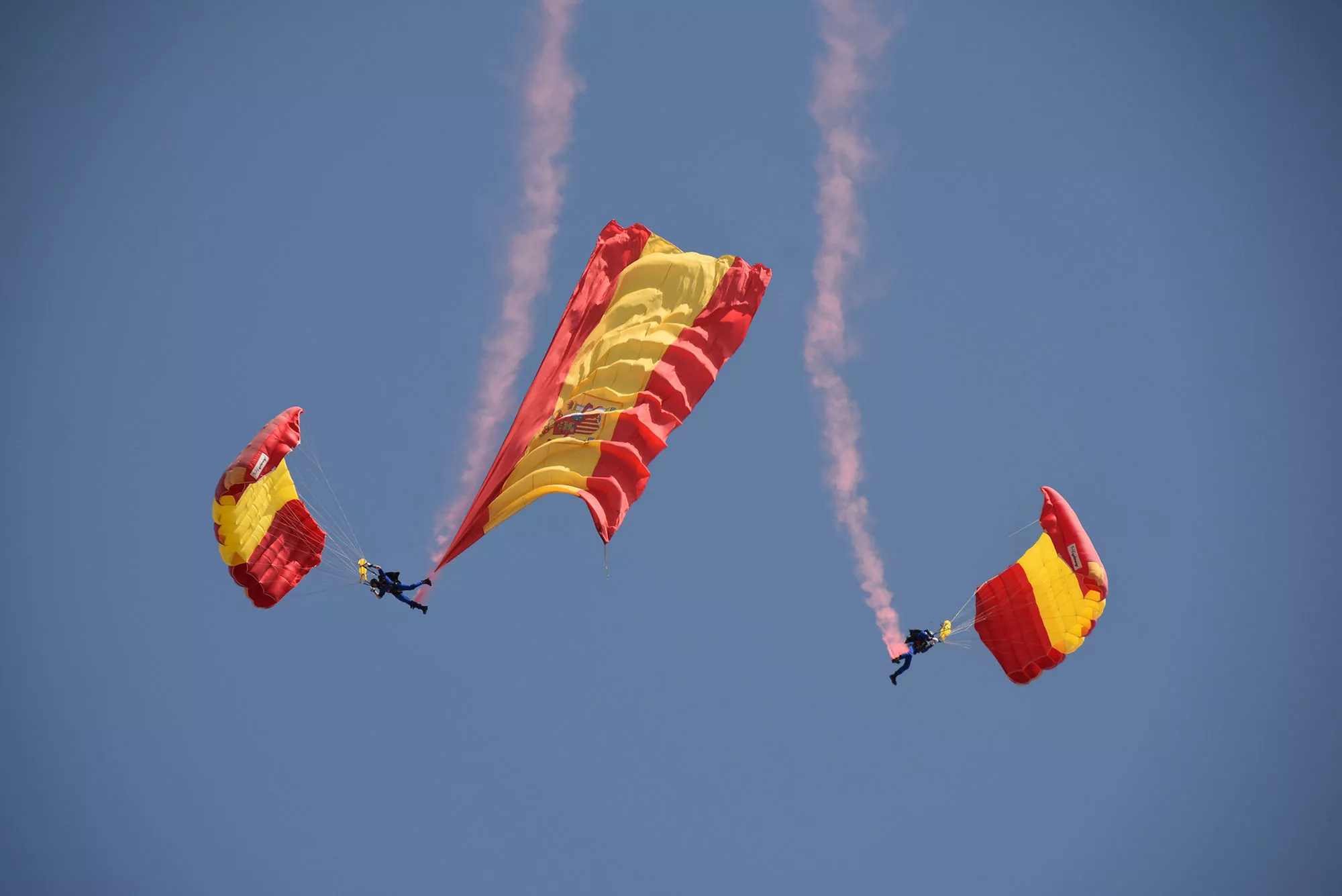 Varios integrantes de la Patrulla Acrobática de Paracaidismo del Ejército del Aire durante una exhibición