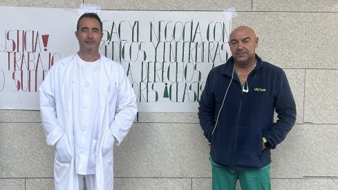 Fernando Fernández y Víctor Pérez frente al Centro de Salud de Astorga donde han estado encerrados más de una semana