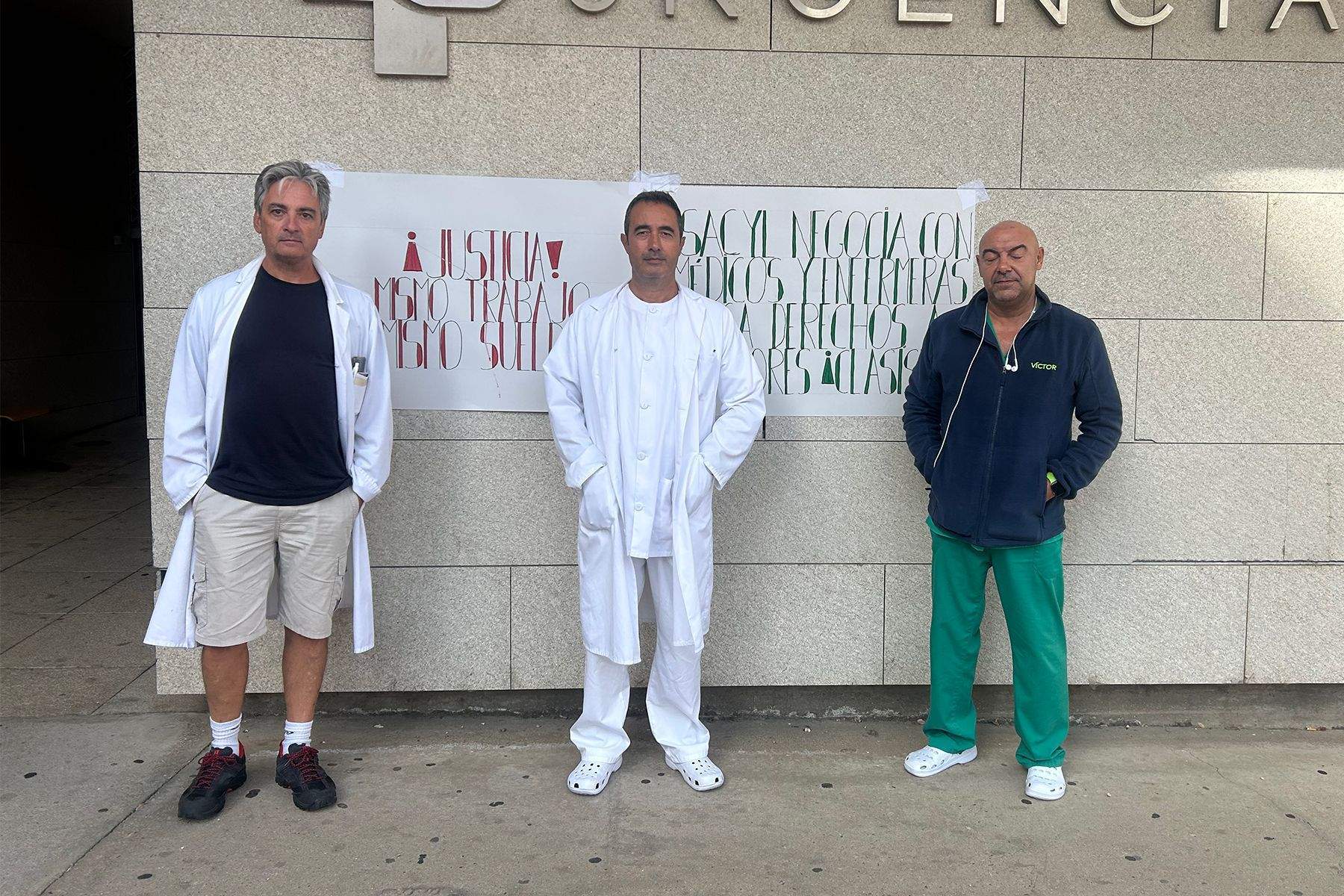 Fernando Fernández y Víctor Pérez acompañados de un compañero que apoya la causa de los celadores Fernando Fernández y Víctor Pérez acompañados de un compañero que apoya la causa de los celadores