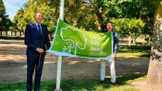 José Antonio Diez y Luis García Copete posando izando la segunda Bandera Verde de León