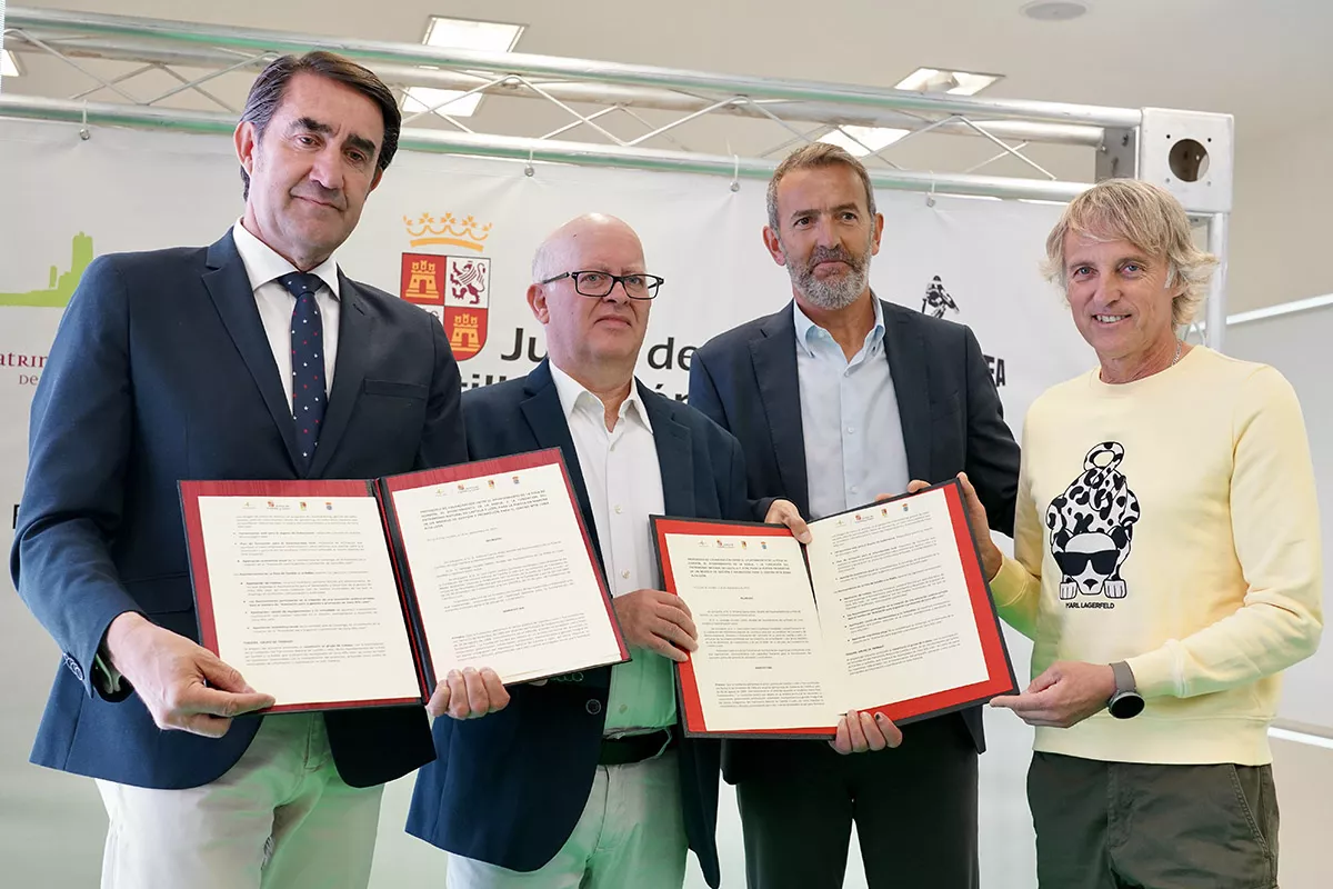 El consejero de Medio Ambiente, Vivienda y Ordenación del Territorio, Juan Carlos Suárez Quiñones, firma el protocolo entre la Fundación Patrimonio Natural y los ayuntamientos de Pola de Gordón y La Robla.