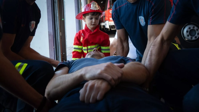 Darío, mini bombero de La Pola (3)