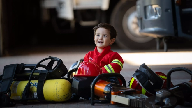 Darío, mini bombero de La Pola (5)