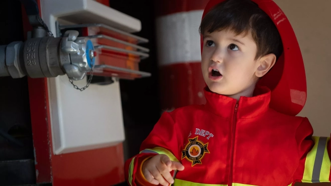 Darío, mini bombero de La Pola (7)