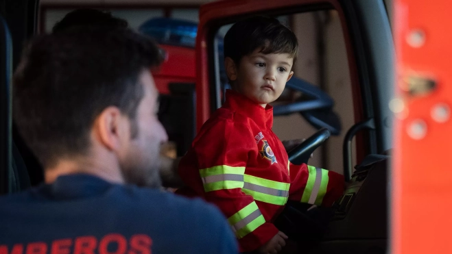 Darío, mini bombero de La Pola (8)