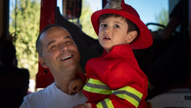 Darío, mini bombero de La Pola (9)