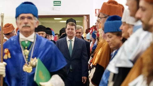 El recto de la ULE y Mañueco durante la inaguración oficial del curso.