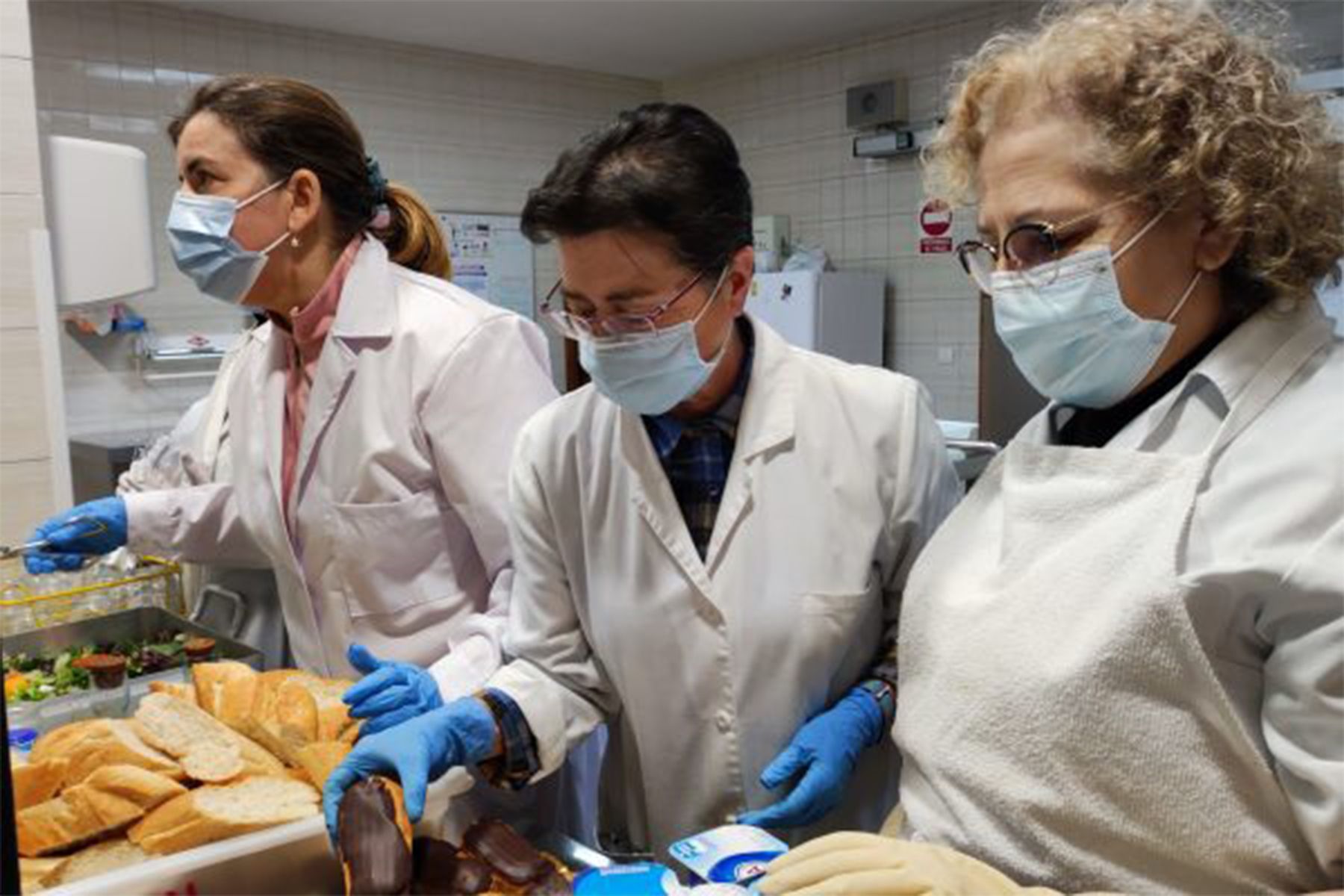 Voluntarias de Asleca preparando la comida del Comedor Social de la asociación