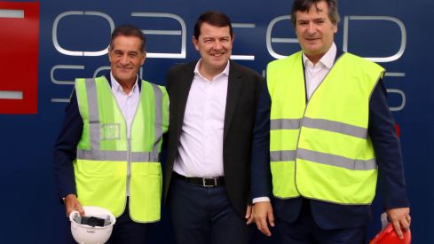 El presidente de la Junta, Mañueco, junto con el consejero de Fomento, Quiñones y el consejero de Economía, Carriero, en la visita al polígono industrial de Villadangos, y el presidente del Grupo NSR, Óscar Herckh