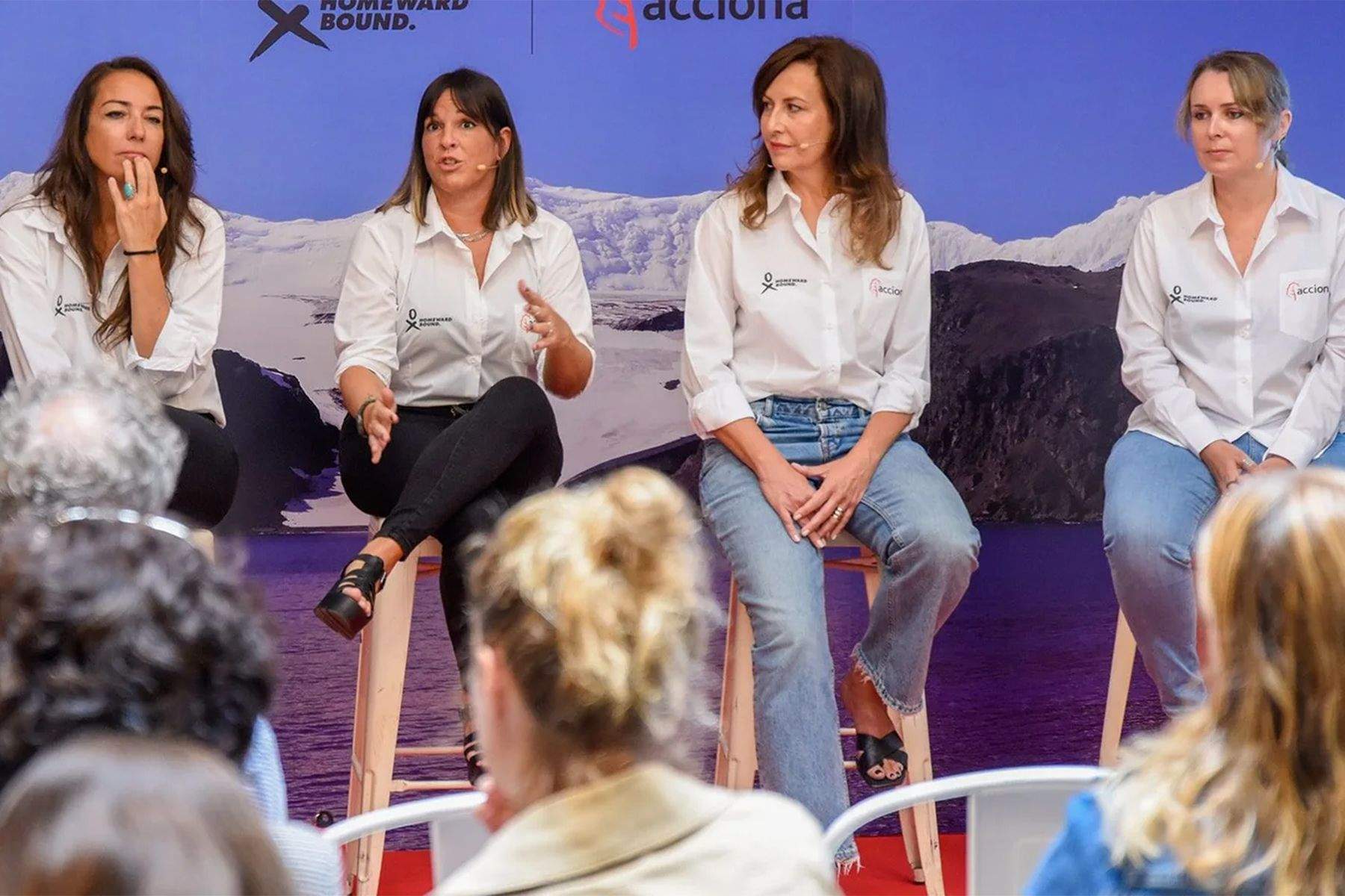 Hilde Pérez García y Zaida Ortega (las dos mujeres de la derecha), durante la presentación de las expediciones a la Antártida. Acciona