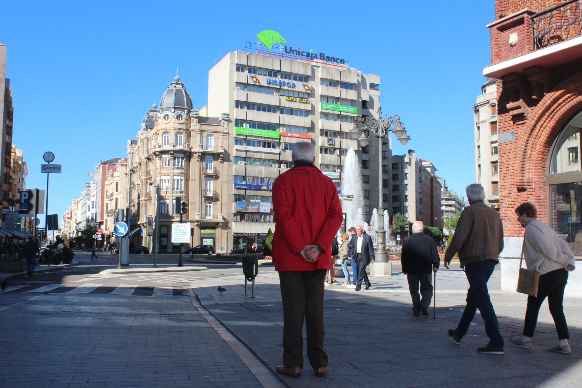 Anciano paseando por las inmediaciones de la plaza de Santo Domingo en León