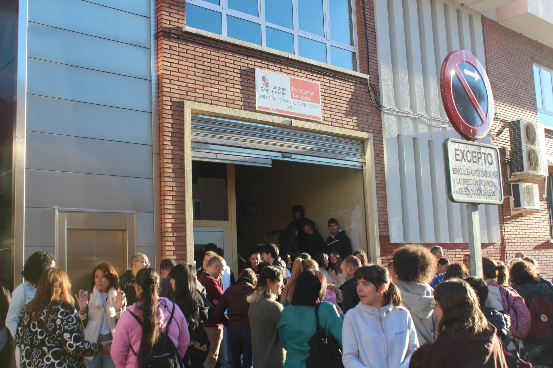 Concentración de padres y alumnos del IES San Andrés frente a la Dirección Provincial de Educación de León