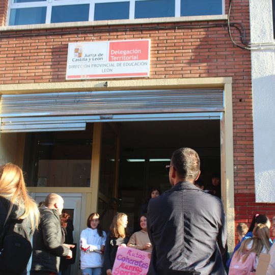 Concentración frente a la Dirección Provincial de Educación de León