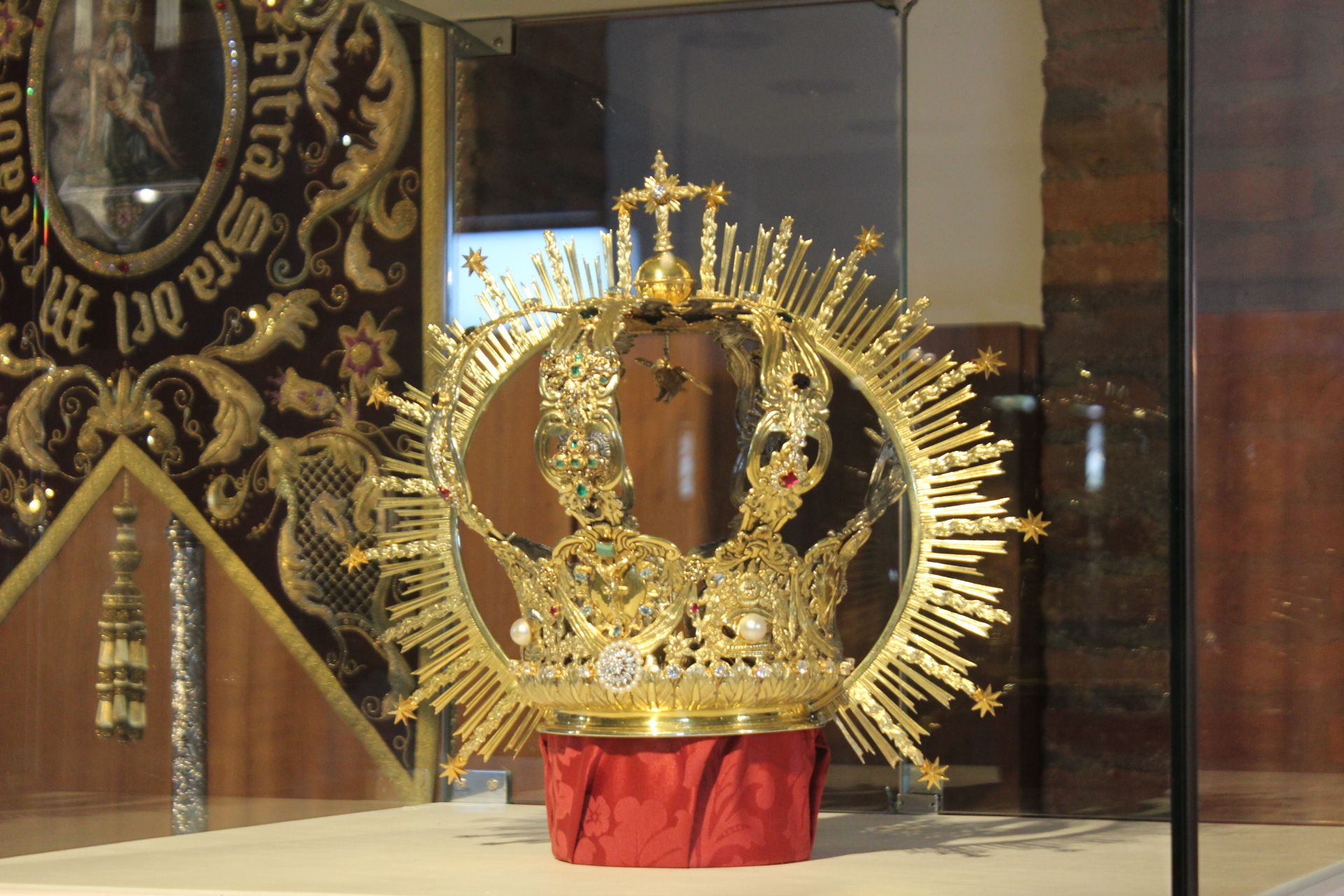 Corona de plata dorada de la Virgen del Mercado de León