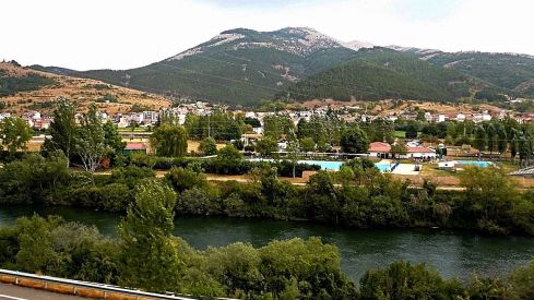 El pueblo de Cistierna  a las orillas del Río Esla 